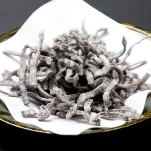 細切り昆布の佃煮「汐ふき昆布」は、お茶漬けやおにぎりの具、昆布茶など幅広く楽しめます。